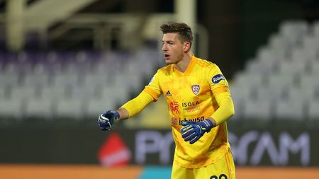FLORENCE, ITALY - JANUARY 10: Alessio Cragno of Cagliari Calcio gestures during the Serie A match between ACF Fiorentina and Cagliari Calcio at Stadio Artemio Franchi on January 10, 2021 in Florence, Italy. (Photo by Gabriele Maltinti/Getty Images)