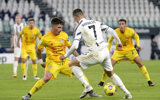 Pisacane contro CR7 a Torino il 21 novembre scorso (Photo by Filippo Alfero - Juventus FC/Juventus FC via Getty Images) Pisacane contro CR7 a Torino il 21 novembre scorso (Photo by Filippo Alfero - Juventus FC/Juventus FC via Getty Images)