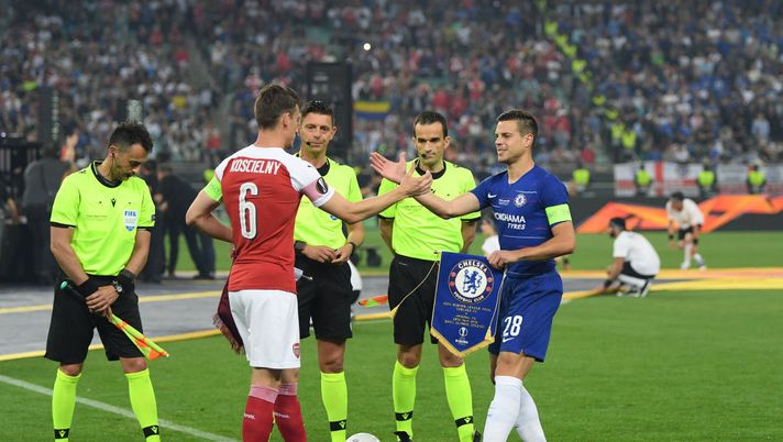 BAKU, AZERBAIJAN - MAY 29: Laurent Koscielny of Arsenal and Cesar Azpilicueta of Chelsea shake hands prior to the UEFA Europa League Final between Chelsea and Arsenal at Baku Olimpiya Stadionu on May 29, 2019 in Baku, Azerbaijan. (Photo by Shaun Botterill/Getty Images) BAKU, AZERBAIJAN - MAY 29: Laurent Koscielny of Arsenal and Cesar Azpilicueta of Chelsea shake hands prior to the UEFA Europa League Final between Chelsea and Arsenal at Baku Olimpiya Stadionu on May 29, 2019 in Baku, Azerbaijan. (Photo by Shaun Botterill/Getty Images)