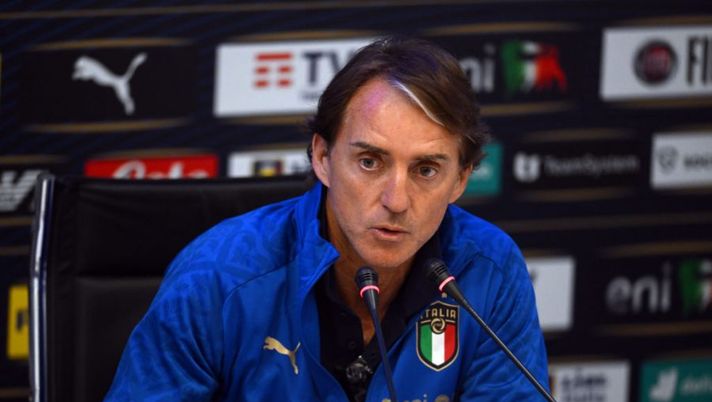 FLORENCE, ITALY - MAY 27: Head coach Italy Roberto Mancini speaks with the media during a press conference at Centro Tecnico Federale di Coverciano on May 27, 2022 in Florence, Italy. (Photo by Claudio Villa/Getty Images) Mancini: “Perché i giovani non giocano? Solo Chiellini dirà addio, non altri. Il nuovo corso…” - immagine 1
