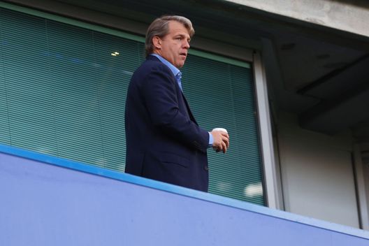 LONDON, ENGLAND - MAY 19: Todd Boehly, prospective new owner of Chelsea FC looks on prior to the Premier League match between Chelsea and Leicester City at Stamford Bridge on May 19, 2022 in London, England. (Photo by Clive Rose/Getty Images) Il Chelsea e l’inchiesta sul mobbing: “Nuova proprietà infonderà ambiente coerente ai suoi valori”- immagine 2