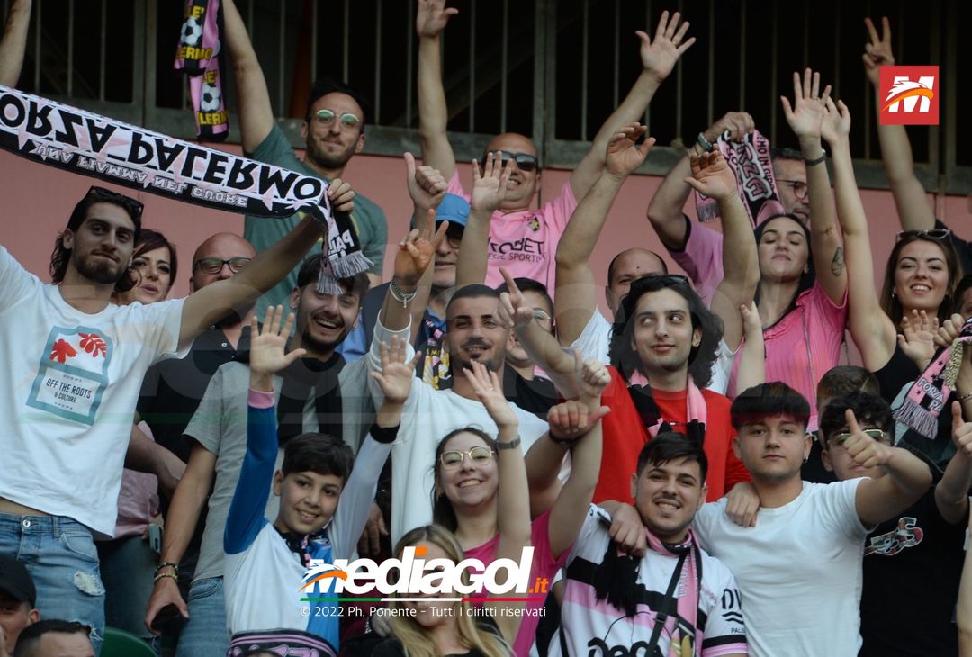 Fototifo, i tifosi allo stadio per Palermo-Feralpisaló 1-0 (gallery) - immagine 91