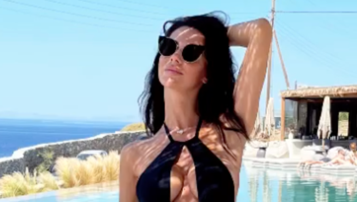 Erjona, che spettacolo! L’ex lady Dzemaili sempre in costume: fisico super - immagine 1