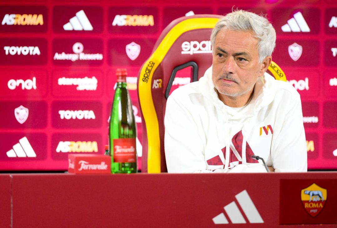 Trigoria, la conferenza stampa di Mourinho prima di Milan-Roma – FOTOGALLERY - immagine 9