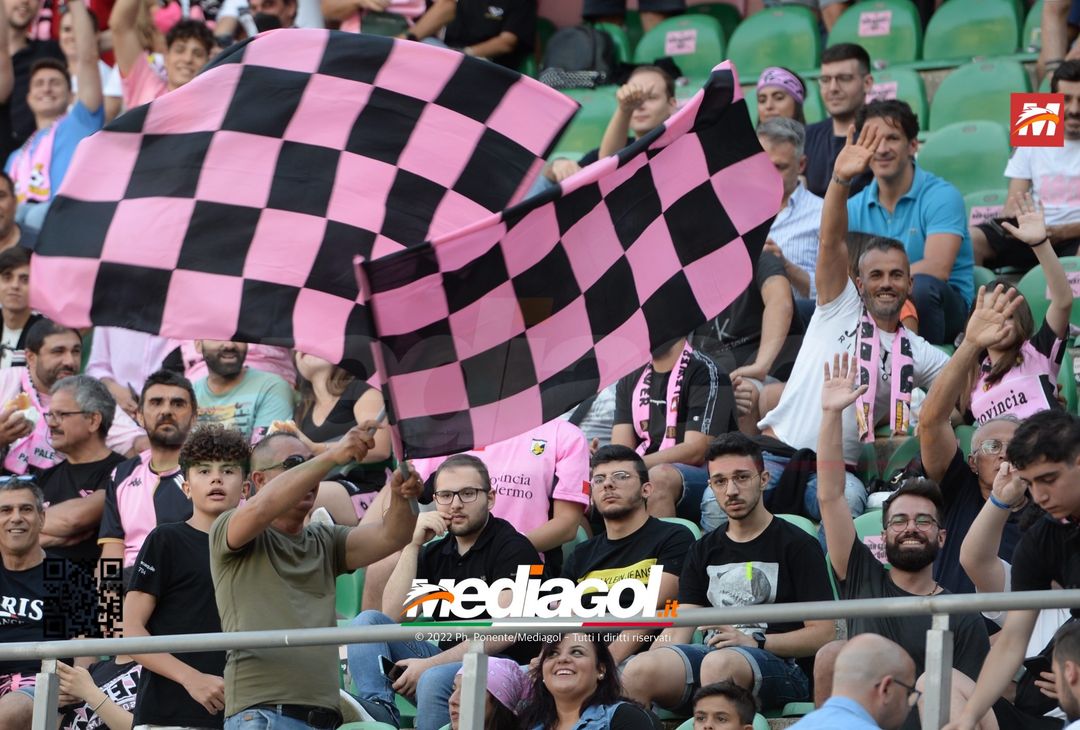 Fototifo, facce da Serie B. I tifosi allo stadio per Palermo-Padova 1-0 - immagine 104
