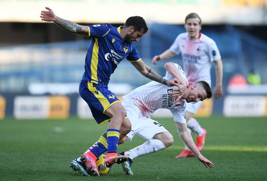 VERONA, ITALY - MARCH 07: Alexis Saelemaekers of A.C. Milan is challenged by Federico Ceccherini of Hellas Verona during the Serie A match between Hellas Verona FC and AC Milan at Stadio Marcantonio Bentegodi on March 07, 2021 in Verona, Italy. Sporting stadiums around Italy remain under strict restrictions due to the Coronavirus Pandemic as Government social distancing laws prohibit fans inside venues resulting in games being played behind closed doors. (Photo by Alessandro Sabattini/Getty Images) VERONA, ITALY - MARCH 07: Alexis Saelemaekers of A.C. Milan is challenged by Federico Ceccherini of Hellas Verona during the Serie A match between Hellas Verona FC and AC Milan at Stadio Marcantonio Bentegodi on March 07, 2021 in Verona, Italy. Sporting stadiums around Italy remain under strict restrictions due to the Coronavirus Pandemic as Government social distancing laws prohibit fans inside venues resulting in games being played behind closed doors. (Photo by Alessandro Sabattini/Getty Images)