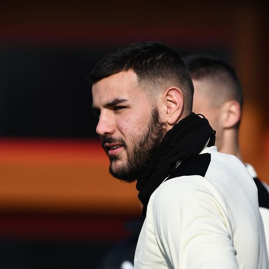 (Photo by Claudio Villa/AC Milan via Getty Images) Brozovic-Theo, gialli e diffide: sui social è già derby- immagine 2