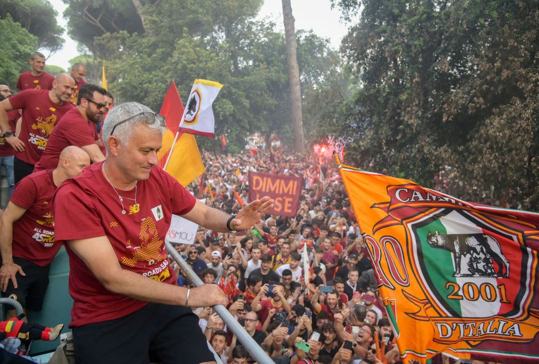 Roma, il popolo giallorosso in festa visto dal pullman della squadra – FOTO GALLERY - immagine 8