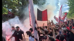 VIDEO Atalanta-Milan, fumogeni e cori: i tifosi “scortano” così il pullman rossonero. Le immagini