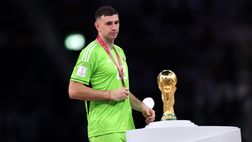 Emiliano Martinez, guantoni della finale Mondiale all’asta per benificenza