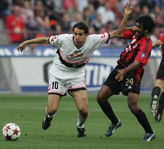 MILAN, ITALY - MAY 20: Lamberto Zauli of Palermo challenges Lamberto Zauli of AC Milan during the Serie A game between AC Milan and Palermo at the Guisseppe Meazza San Siro Stadium on May 20, 2005 in Milan, Italy. (Photo by New Press/Getty Images) MILAN, ITALY - MAY 20: Lamberto Zauli of Palermo challenges Lamberto Zauli of AC Milan during the Serie A game between AC Milan and Palermo at the Guisseppe Meazza San Siro Stadium on May 20, 2005 in Milan, Italy. (Photo by New Press/Getty Images)