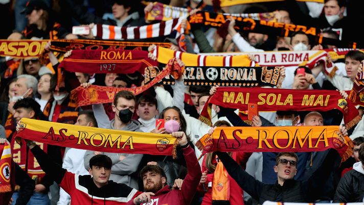 ROME, ITALY - FEBRUARY 05: AS Roma fans during the Serie A match between AS Roma and Genoa CFC at Stadio Olimpico on February 5, 2022 in Rome, Italy. (Photo by Paolo Bruno/Getty Images) Sanremo, la Roma si congratula con Blanco su Twitter - immagine 1