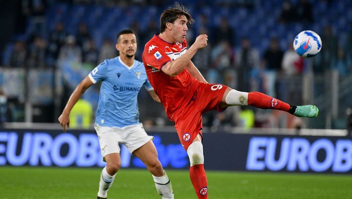 ROME, ITALY - OCTOBER 27: Luiuz Felipe Ramos Marchi of SS Lazio compete for the ball with Dusan Vlahovic of ACF Fiorentina during the Serie A match between SS Lazio and ACF Fiorentina at Stadio Olimpico on October 27, 2021 in Rome, Italy. (Photo by Marco Rosi - SS Lazio/Getty Images) Vlahovic, gol e assist con la Serbia. Anche Terzic timbra il cartellino - immagine 1