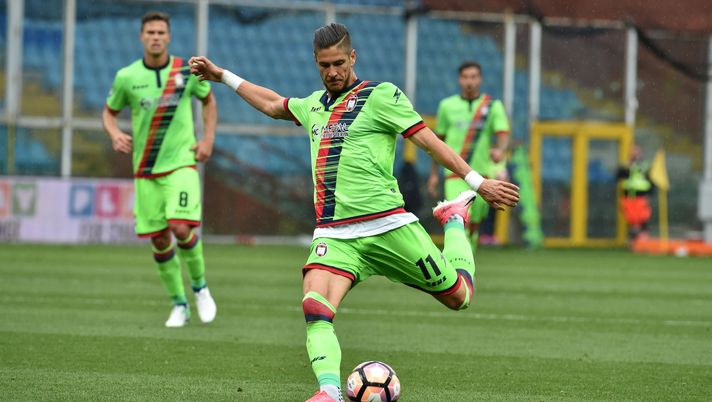 GENOA, GE - APRIL 23: Diego Falcinelli (Crotone) in action during the Serie A match between UC Sampdoria and FC Crotone at Stadio Luigi Ferraris on April 23, 2017 in Genoa, Italy. (Photo by Paolo Rattini/Getty Images) GENOA, GE - APRIL 23: Diego Falcinelli (Crotone) in action during the Serie A match between UC Sampdoria and FC Crotone at Stadio Luigi Ferraris on April 23, 2017 in Genoa, Italy. (Photo by Paolo Rattini/Getty Images)