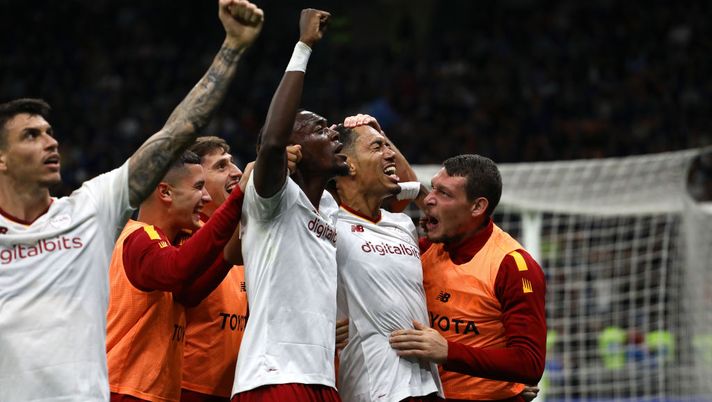 Roma, Clamouroso a San Siro: Dybala e Smalling annientano l’Inter 2-1 – FOTO - immagine 1