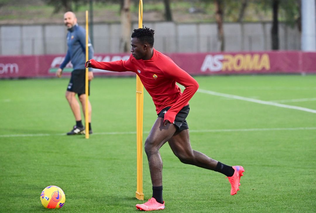 La Roma torna ad allenarsi a Trigoria in vista del Genoa – FOTO GALLERY - immagine 11