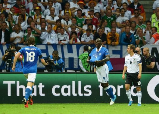WARSAW, POLAND - JUNE 28: Mario Balotelli of Italy celebrates scoring the opening goal as Philipp Lahm of Germany shows his dejection during the UEFA EURO 2012 semi final match between Germany and Italy at the National Stadium on June 28, 2012 in Warsaw, Poland. (Photo by Claudio Villa/Getty Images) Italia-Germania, i precedenti: azzurri bestia nera dei tedeschi, ma nelle ultime…- immagine 2