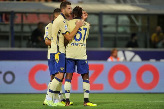 BOLOGNA, ITALY - AUGUST 21: Thomas Henry of Hellas Verona celebrates after scoring a goal during the Serie A match between Bologna FC and Hellas Verona at Stadio Renato Dall'Ara on August 21, 2022 in Bologna, Italy. (Photo by Mario Carlini / Iguana Press/Getty Images) Consigli Fantacalcio, 5 attaccanti per la 5a giornata: fiducia al ‘Toro’ e a Osimhen. Ok Henry e Bonazzoli- immagine 4