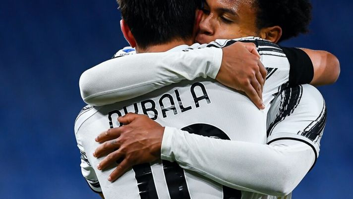GENOA, ITALY - DECEMBER 13: Paulo Dybala (L) celebrates with his team-mate Weston McKennie of Juventus after scoring a goal during the Serie A match between Genoa CFC and Juventus Fc at Stadio Luigi Ferraris on December 13, 2020 in Genoa, Italy. (Photo by Paolo Rattini/Getty Images) Dybala e non solo: otto nuovi infortunati, da Manolas e Pezzella a McKennie e Darmian- immagine 1