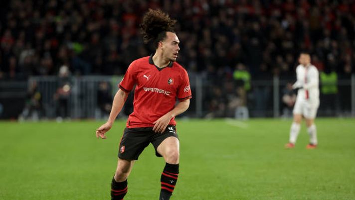RENNES, FRANCE - FEBRUARY 22: Arthur Theate of Rennes in action during the UEFA Europa League 2023/24 round of 16 second leg match between Stade Rennais FC and AC Milan at Roazhon Park on February 22, 2024 in Rennes, France. (Photo by Jean Catuffe/Getty Images) Ex Serie A – Sorpresa Ajeti, decisivi Pussetto e Yeboah- immagine 2