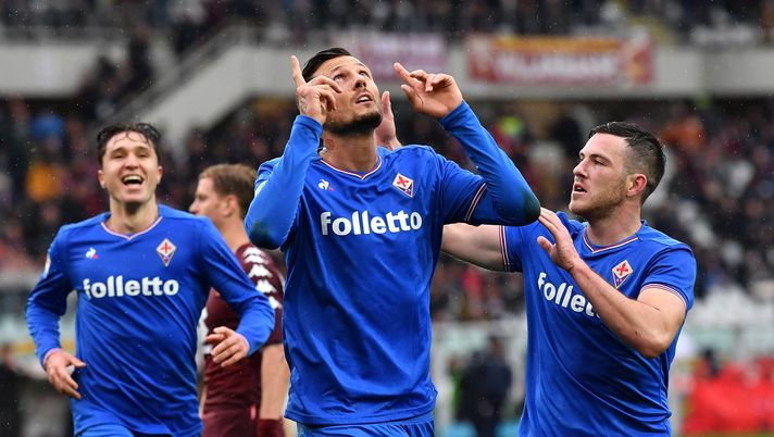 TURIN, ITALY - MARCH 18:  Cyril Thereau (C) of ACF Fiorentina celebrates his goal with team mate Jordan Veretout (R) during the serie A match between Torino FC and ACF Fiorentina at Stadio Olimpico di Torino on March 18, 2018 in Turin, Italy.  (Photo by Valerio Pennicino/Getty Images) 