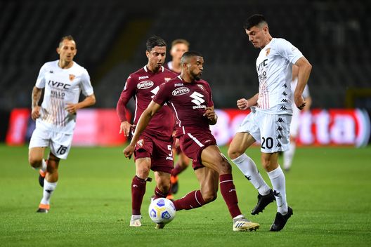 TURIN, ITALY - MAY 23: Gleison Bremer of Torino F.C. tackles Giuseppe Di Serio of Benevento Calcio during the Serie A match between Torino FC v Benevento Calcio at Olimpico Stadium on May 23, 2021 in Turin, Italy. Sporting stadiums around Italy remain under strict restrictions due to the Coronavirus Pandemic as Government social distancing laws prohibit fans inside venues resulting in games being played behind closed doors. (Photo by Valerio Pennicino/Getty Images) TURIN, ITALY - MAY 23: Gleison Bremer of Torino F.C. tackles Giuseppe Di Serio of Benevento Calcio during the Serie A match between Torino FC v Benevento Calcio at Olimpico Stadium on May 23, 2021 in Turin, Italy. Sporting stadiums around Italy remain under strict restrictions due to the Coronavirus Pandemic as Government social distancing laws prohibit fans inside venues resulting in games being played behind closed doors. (Photo by Valerio Pennicino/Getty Images)