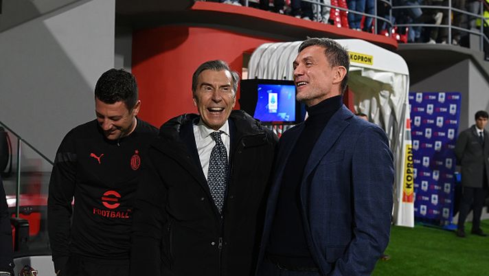 CREMONA, ITALY - NOVEMBER 08: Paolo Maldini of AC Milan and Ariedo Braida attend before the Serie A match between US Cremonese and AC Milan at Stadio Giovanni Zini on November 08, 2022 in Cremona, Italy. (Photo by Claudio Villa/AC Milan via Getty Images) Cremonese, Braida e Giacchetta: “Zitti e pedalare, fiducia ad Alvini, attivi sul mercato” - immagine 1