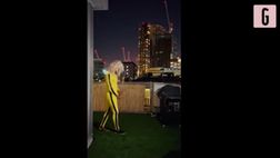 VIDEO / Evra in versione Kill Bill, ma rompe il costume e resta in mutande!