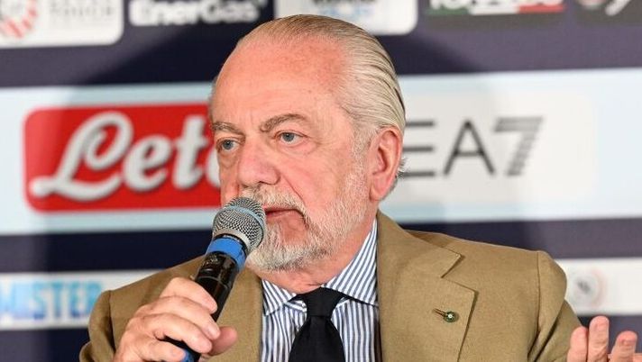 NAPLES, ITALY - JUNE 19: Aurelio De Laurentiis speaks at a press conference on June 19, 2023 in Naples, Italy. (Photo by SSC NAPOLI/SSC NAPOLI via Getty Images) De Laurentiis: “Kvara, l’offerta irrinunciabile deve arrivare a me e non a lui: il suo rinnovo e su Sarri…” - immagine 1