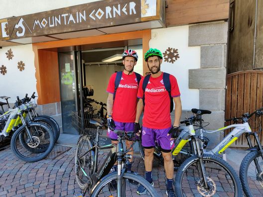 FOTO VN – Fiorentina, riposo ma non troppo: Biro e Benassi in bicicletta FOTO VN – Fiorentina, riposo ma non troppo: Biro e Benassi in bicicletta - immagine 1