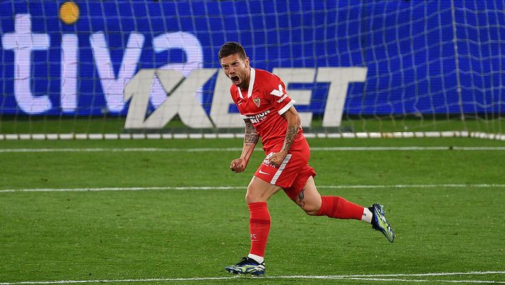 VIGO, SPAIN - APRIL 12: Papu Gomez of Sevilla celebrates after scoring their sides fourth goal during the La Liga Santander match between RC Celta and Sevilla FC at Abanca-Balaídos on April 12, 2021 in Vigo, Spain. Sporting stadiums around Spain remain under strict restrictions due to the Coronavirus Pandemic as Government social distancing laws prohibit fans inside venues resulting in games being played behind closed doors. (Photo by Octavio Passos/Getty Images) Papu: “Voglio aiutare Messi a vincere il Mondiale e ballare la mia dance in Qatar” - immagine 1