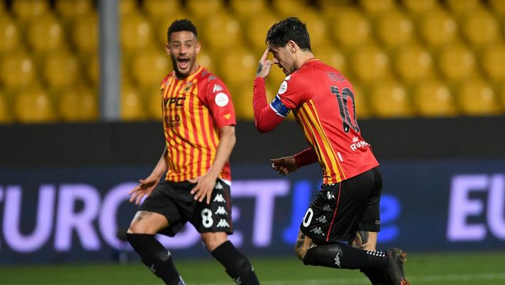BENEVENTO, ITALY - JANUARY 22: Nicolas Viola of Benevento celebrates scoring the first goal with Andres Tello of Benevento during the Serie A match between Benevento Calcio and Torino FC  at Stadio Ciro Vigorito on January 22, 2021 in Benevento, Italy. (Photo by Francesco Pecoraro/Getty Images) 