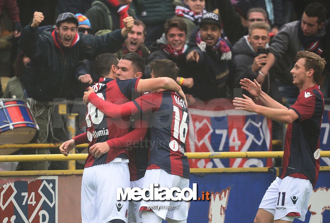  BOLOGNA, ITALY - NOVEMBER 20:  Mattia Destro # 10 of Bologna FC celebrates after scoring his team's first goal during the Serie A match between Bologna FC and US Citta di Palermo at Stadio Renato Dall'Ara on November 20, 2016 in Bologna, Italy.  (Photo by Mario Carlini / Iguana Press/Getty Images) 