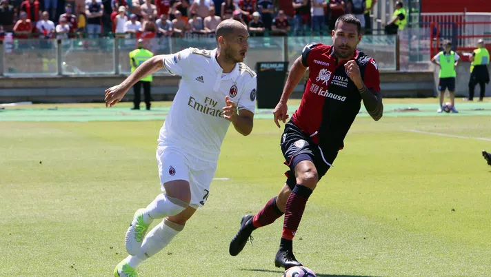 CAGLIARI, ITALY - MAY 28: Marco Boriello of Cagliari in contrast with GAbriel Paletta of Milan during the Serie A match between Cagliari Calcio and AC Milan at Stadio Sant'Elia on May 28, 2017 in Cagliari, Italy.  (Photo by Enrico Locci/Getty Images)