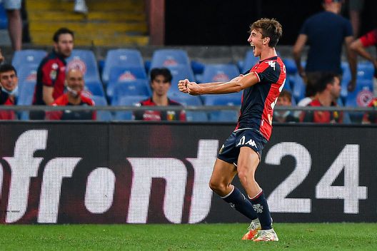 GENOA, ITALY - AUGUST 29: Andrea Cambiaso of Genoa celebrates after scoring a goal during the Serie A match between Genoa Cfc and Ssc Napoli at Stadio Luigi Ferraris on August 29, 2021 in Genoa, Italy. (Photo by Getty Images) Tutti vogliono Cambiaso: “Il mio nome accostato a grandi club? Un onore”- immagine 2