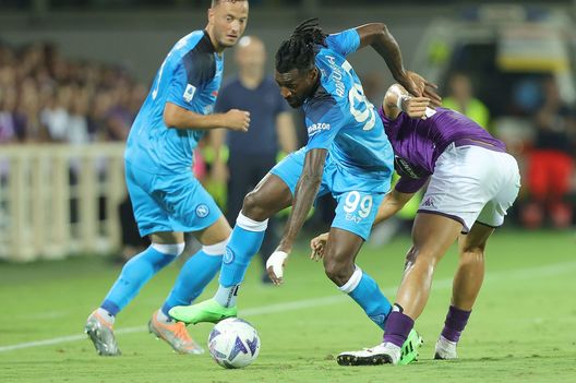 FLORENCE, ITALY - AUGUST 28: André Frank Zambo Anguissa of SSC Napoli in action during the Serie A match between ACF Fiorentina and SSC Napoli at Stadio Artemio Franchi on August 28, 2022 in Florence, Italy. (Photo by Gabriele Maltinti/Getty Images) Spalletti/2: “Un problema con Firenze? Sono sempre gli stessi tre deficienti”- immagine 2