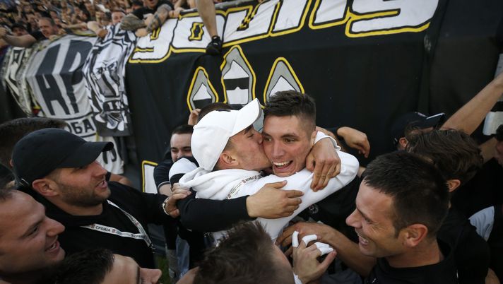 BELGRADE, SERBIA - MAY 27: Nikola Milenkovic (R) of Partizan celebrate scores the goal with Dusan Vlahovic (L) during the final match of Serbian Cup between Fc Partizan and Fc Crvena Zvezda on May 27, 2017 in Belgrade, Serbia. (Photo by Srdjan Stevanovic/Getty Images) Vlahovic l’aveva in mano la Stella Rossa, ma è andato al Partizan: adesso il derby di Torino - immagine 1