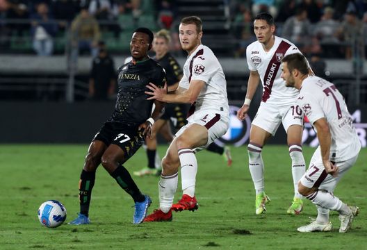 VENEZIA, ITALY - SEPTEMBER 27: David Okereke of Venezia competes for the ball with Tommaso Pobega of Torino during the Serie A match between Venezia FC and Torino FC at Stadio Pierluigi Penzo on September 27, 2021 in Venezia, Italy. (Photo by Maurizio Lagana/Getty Images) Calciomercato Torino, per la trequarti c’è anche l’idea Okereke- immagine 3
