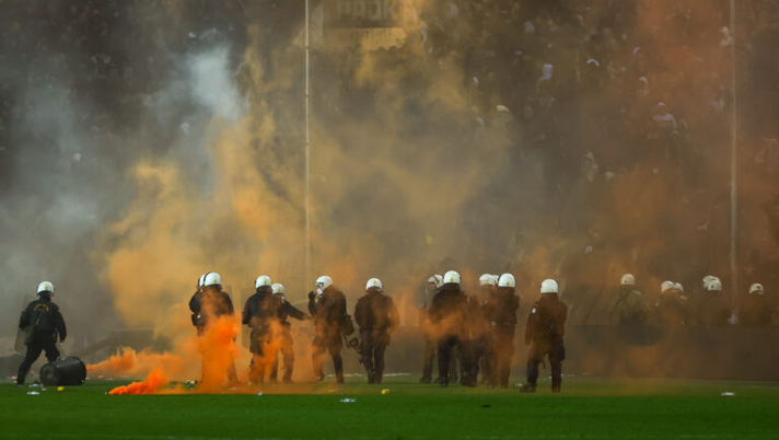 Derby di Salonicco, follie tifosi Paok: sospensione di 50 minuti e 4 arresti Derby di Salonicco, follie tifosi Paok: sospensione di 50 minuti e 4 arresti - immagine 1