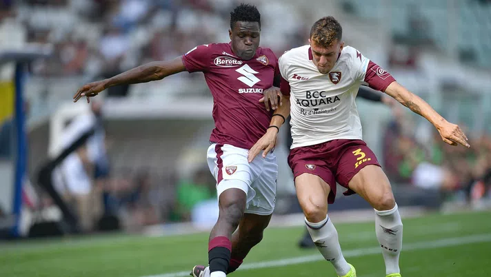 TURIN, ITALY - SEPTEMBER 12:  Wilfried Singo (L) of Torino FC competes with Matteo Ruggeri of US Salernitana during the Serie A match between Torino FC and US Salernitana at Stadio Olimpico di Torino on September 12, 2021 in Turin, Italy.  (Photo by Valerio Pennicino/Getty Images)