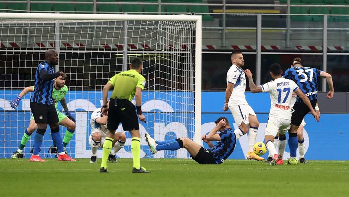 MILAN, ITALY - MARCH 08: Milan Skriniar of FC Internazionale scores their side's first goal during the Serie A match between FC Internazionale and Atalanta BC at Stadio Giuseppe Meazza on March 08, 2021 in Milan, Italy. Sporting stadiums around Italy remain under strict restrictions due to the Coronavirus Pandemic as Government social distancing laws prohibit fans inside venues resulting in games being played behind closed doors. (Photo by Marco Luzzani/Getty Images) MILAN, ITALY - MARCH 08: Milan Skriniar of FC Internazionale scores their side's first goal during the Serie A match between FC Internazionale and Atalanta BC at Stadio Giuseppe Meazza on March 08, 2021 in Milan, Italy. Sporting stadiums around Italy remain under strict restrictions due to the Coronavirus Pandemic as Government social distancing laws prohibit fans inside venues resulting in games being played behind closed doors. (Photo by Marco Luzzani/Getty Images)
