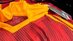 Roma, colletto giallo e lo stemma della Lupa: la maglia del derby on fire sui social