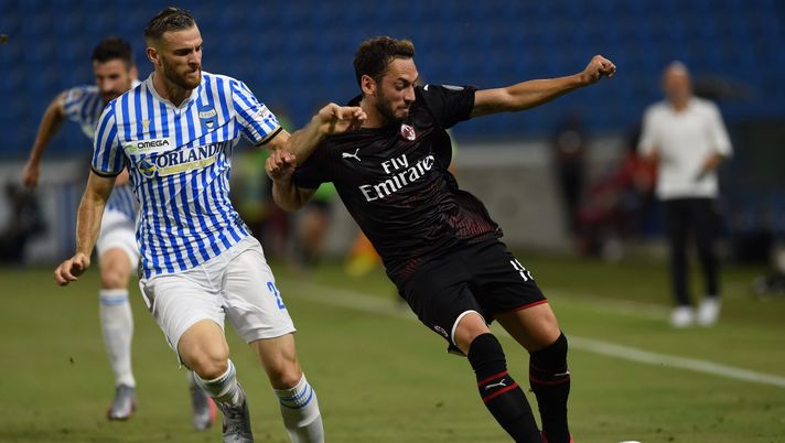 Francesco Vicari e Hakan Calhanoglu in Spal-Milan (credits: GETTY Images) 