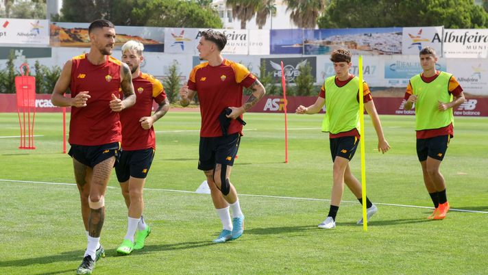 Getty Images Ritiro Roma, lungo colloquio a fine allenamento tra Pellegrini e Zaniolo - immagine 1