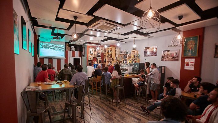 SEVILLE, SPAIN - JUNE 11: Fans sit in a bar as they watch a live broadcast of the Liga match between Sevilla FC and Real Betis at Ramon Sanchez Pizjuan on June 11, 2020 in Seville, Spain. (Photo by Fran Santiago/Getty Images) MORIRE DOPO UN DERBY