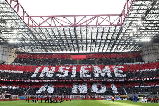 La Curva Sud, cuore del tifo rossonero, prima di Milan-Atalanta 2-0 (Serie A 2022-2023) | AC Milan News (Getty Images) Curva Sud AC Milan Milan-Atalanta 2-0 Serie A 2022-2023
