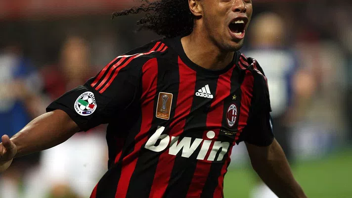 Ronaldinho esulta dopo il gol nel Derby (GETTY Images)