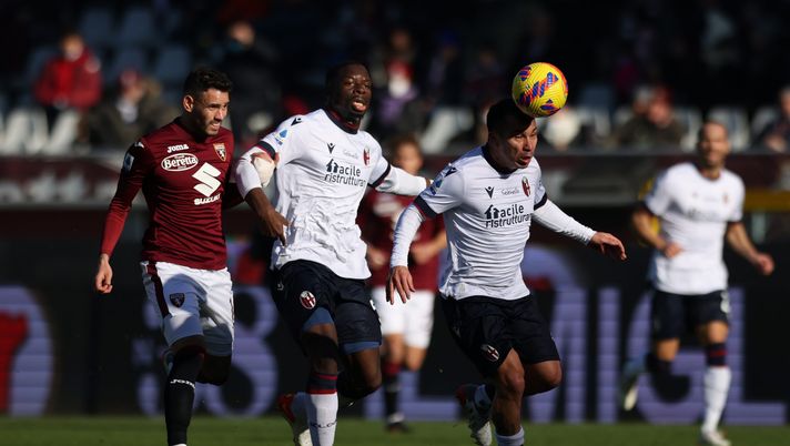 TURIN, ITALY - DECEMBER 12: Adama Soumaoro of Bologna FC and Antonio Sanabria of Torino FC look on as Gary Medel of Bologna FC heads thje ball back to goalkeeper Lukasz Skorupski FC during the Serie A match between Torino FC and Bologna FC at Stadio Olimpico di Torino on December 12, 2021 in Turin, Italy. (Photo by Jonathan Moscrop/Getty Images) Carlino – La probabile formazione contro la Fiorentina - immagine 1