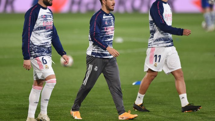 MADRID, SPAIN - NOVEMBER 28: Nacho Fernandez and Eden Hazard of Real Madrid warm up prior to during the La Liga Santander match between Real Madrid and Deportivo Alaves at Estadio Santiago Bernabeu on November 28, 2020 in Madrid, Spain. Football Stadiums around Europe remain empty due to the Coronavirus Pandemic as Government social distancing laws prohibit fans inside venues resulting in fixtures being played behind closed doors. (Photo by Denis Doyle/Getty Images) MADRID, SPAIN - NOVEMBER 28: Nacho Fernandez and Eden Hazard of Real Madrid warm up prior to during the La Liga Santander match between Real Madrid and Deportivo Alaves at Estadio Santiago Bernabeu on November 28, 2020 in Madrid, Spain. Football Stadiums around Europe remain empty due to the Coronavirus Pandemic as Government social distancing laws prohibit fans inside venues resulting in fixtures being played behind closed doors. (Photo by Denis Doyle/Getty Images)