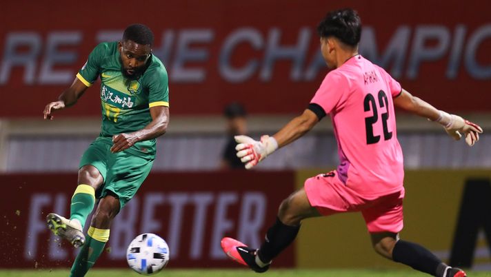 CHIANG RAI, THAILAND - FEBRUARY 18: Cedric Bakambu of Beijing FC (L) shoots the ball during the AFC Champions League Group E match between Chiangrai United and Beijing FC at Singha Stadium on February 18, 2020 in Chiang Rai, Thailand. (Photo by Pakawich Damrongkiattisak/Getty Images) CHIANG RAI, THAILAND - FEBRUARY 18: Cedric Bakambu of Beijing FC (L) shoots the ball during the AFC Champions League Group E match between Chiangrai United and Beijing FC at Singha Stadium on February 18, 2020 in Chiang Rai, Thailand. (Photo by Pakawich Damrongkiattisak/Getty Images)